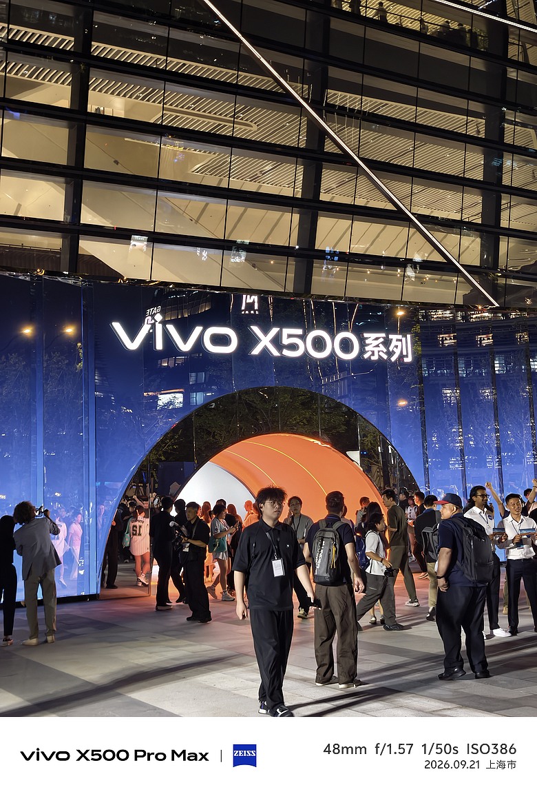 點我看大圖 vivo X500 系列三機齊發|天璣 9600 Pro 加持、17EV 超高動態與 8000mAh 續航怪獸降臨