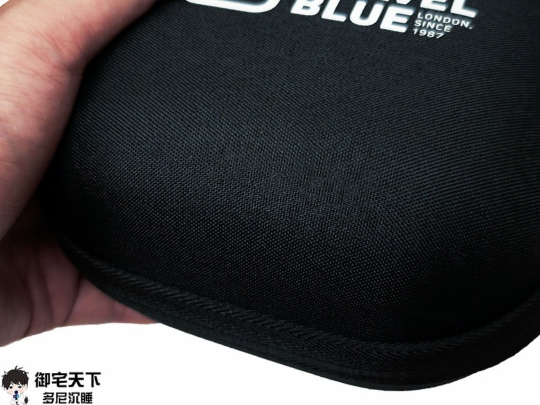 開箱｜【Travel Blue 藍旅】頸枕收納盒 - 共出 6 色，換個用法就是背包擴充好配件！
