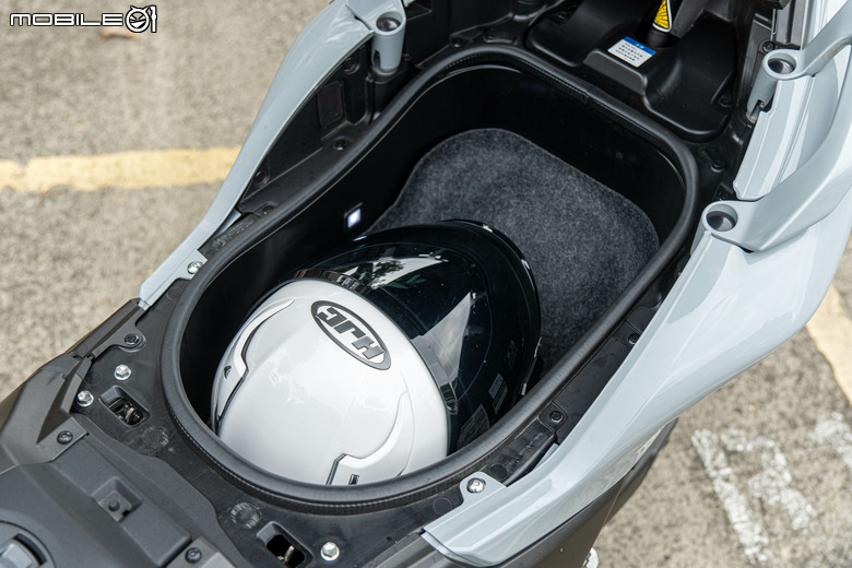 YAMAHA TMAX 560 TECH MAX 試駕｜羊皇無須多言，無可取代的王者
