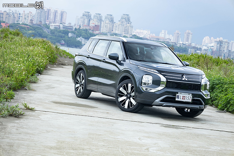 Mitsubishi 第四代小改款 Outlander 試駕｜四驅、5+2人座通通有，頂規直接給你大滿配！