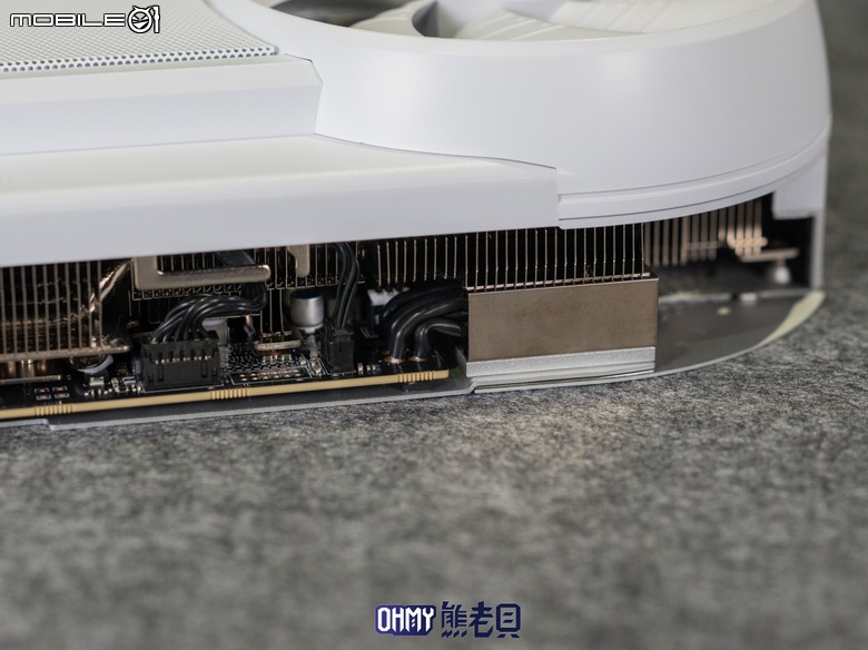 木紋 x 白色 美學！技嘉AORUS RTX5080 INFINITY WOOD