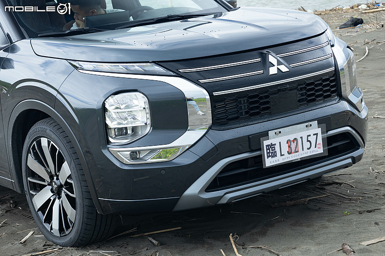 Mitsubishi 第四代小改款 Outlander 試駕｜四驅、5+2人座通通有，頂規直接給你大滿配！