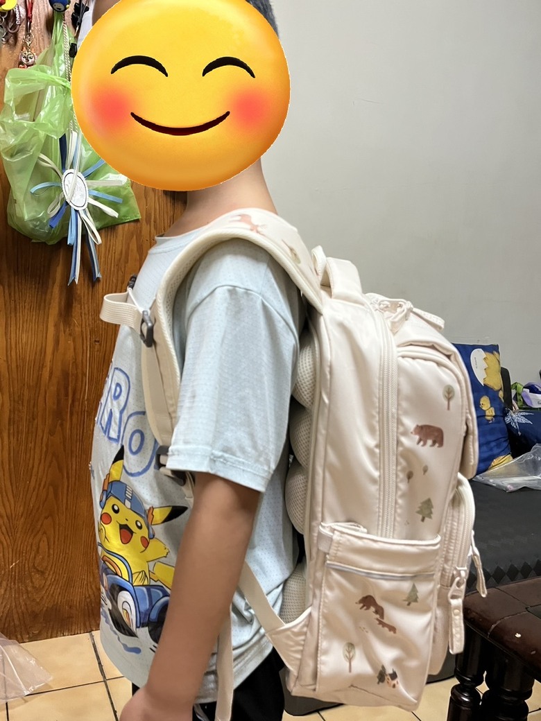 小一新書包開箱 兒子居然選了北歐風