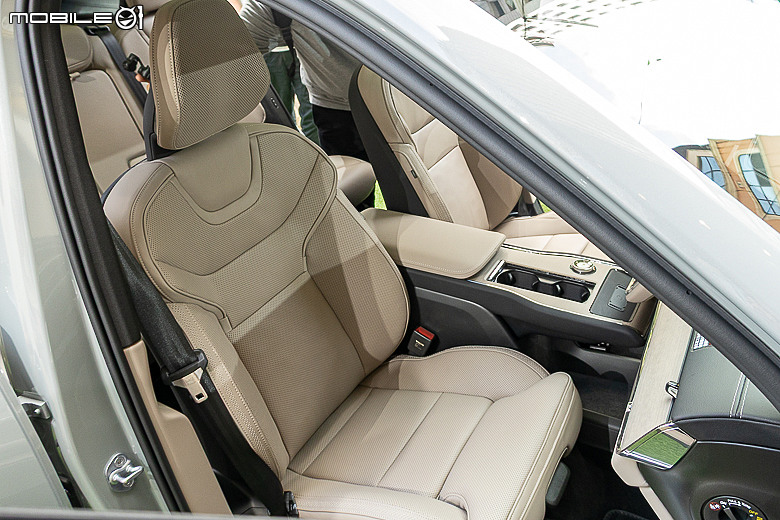 【採訪】Volvo EX90 295 萬元起上市，首月入主 Plus 車型享 3 萬元升級雙前座冷熱通風座椅！