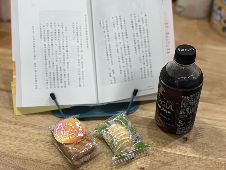 【開箱】我小時候也有個黑道大哥的夢想｜Mobile01 × 王鵬傑中秋禮盒，結果先被《出陣》吸走了