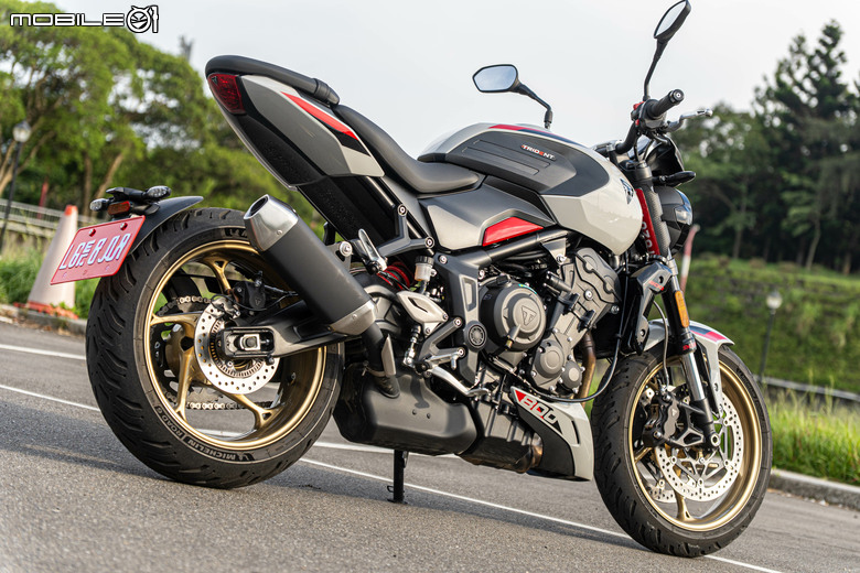 點我看大圖 Triumph Trident 800 試駕|西裝暴徒展新貌,三缸魅力任逍遙