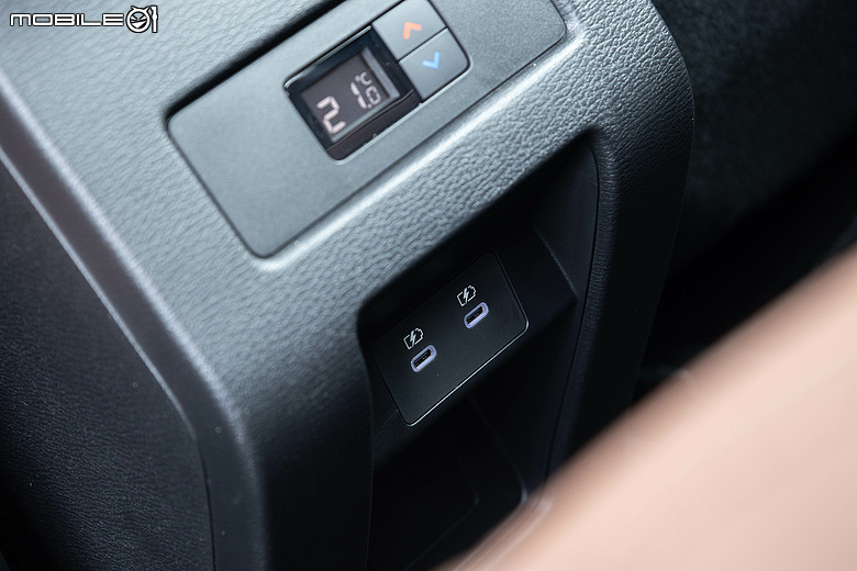 Mitsubishi 第四代小改款 Outlander 試駕｜四驅、5+2人座通通有，頂規直接給你大滿配！