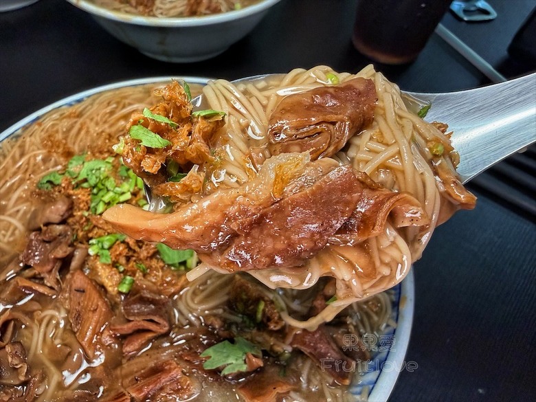 在地30年三代傳承麵線老店!必吃招牌蛋酥大腸、肉羹麵線,寵物友善