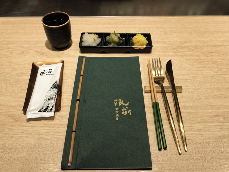 台北美食｜王品阪前鐵板燒：阪前御品套餐(A5黑樺牛老饕)（OM SYSTEM OM-3 + 17mm F1.2 實拍）