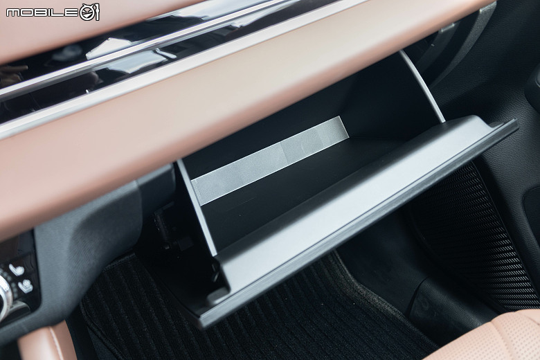 Mitsubishi 第四代小改款 Outlander 試駕｜四驅、5+2人座通通有，頂規直接給你大滿配！