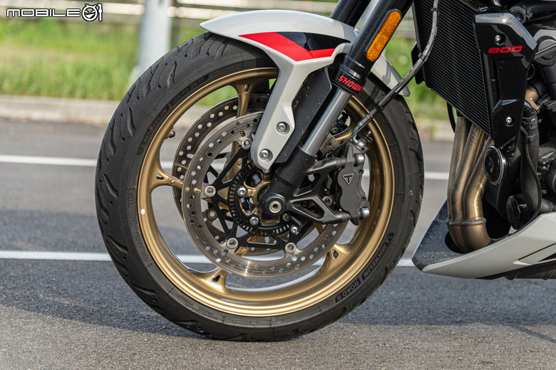 點我看大圖 Triumph Trident 800 試駕|西裝暴徒展新貌,三缸魅力任逍遙