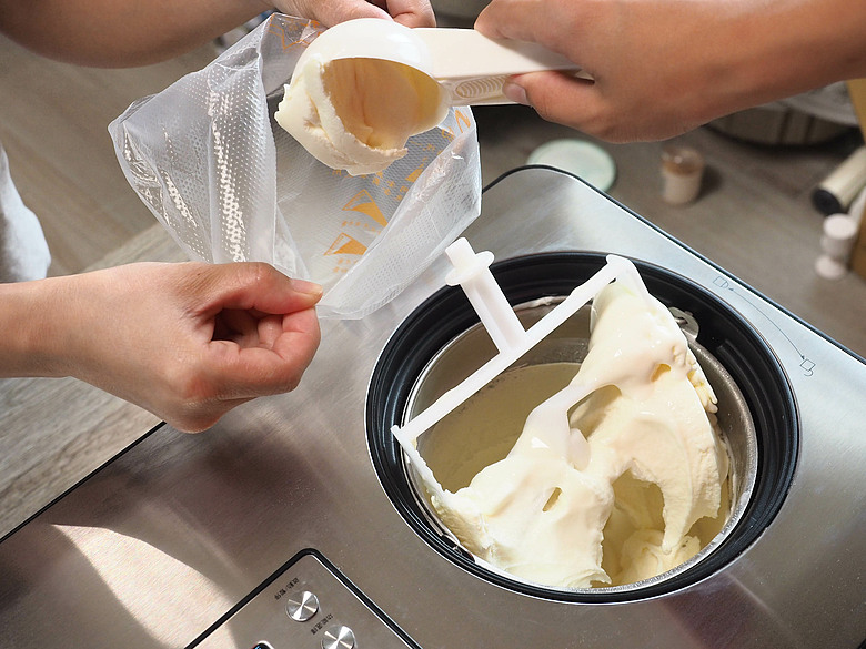 家用冰淇淋機 挑戰製作 4 種類型冰淇淋！