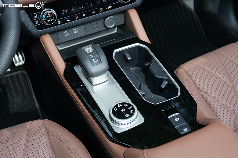 Mitsubishi 第四代小改款 Outlander 試駕｜四驅、5+2人座通通有，頂規直接給你大滿配！