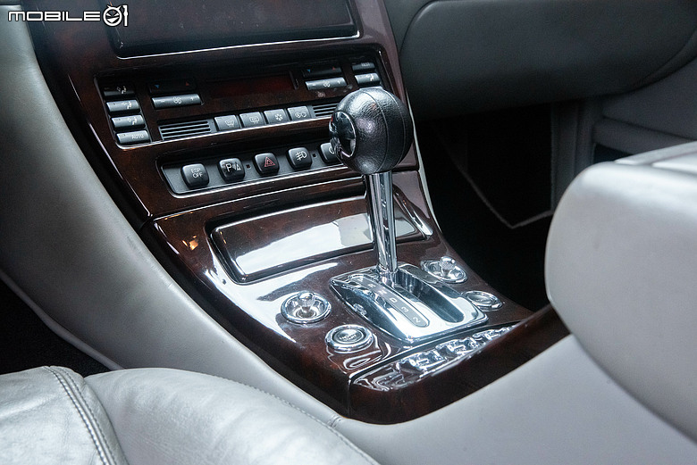 老派機械與電氣化時代的相遇｜Bentley Arnage T與Flying Spur Hybrid