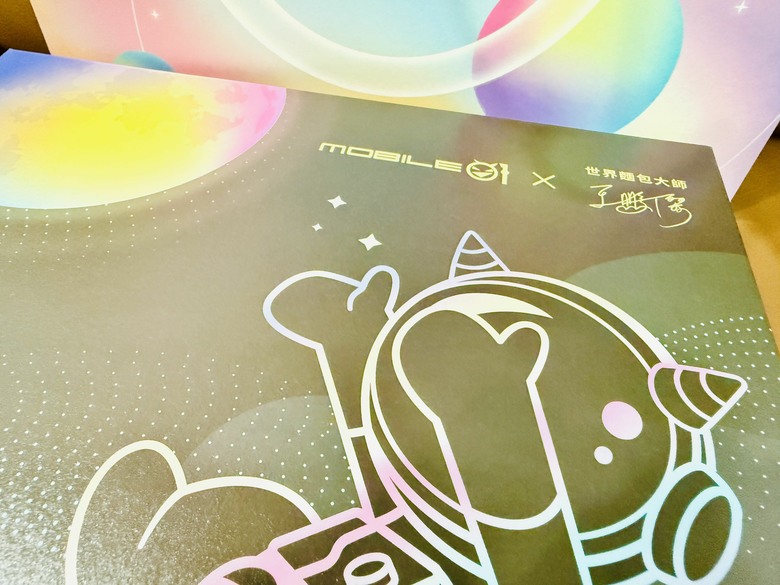 一盒中秋,兩品鳳梨風景|Mobile01 × 王鵬傑聯名中秋禮盒