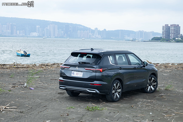 Mitsubishi 第四代小改款 Outlander 試駕｜四驅、5+2人座通通有，頂規直接給你大滿配！
