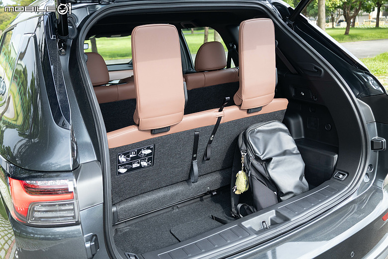 Mitsubishi 第四代小改款 Outlander 試駕｜四驅、5+2人座通通有，頂規直接給你大滿配！