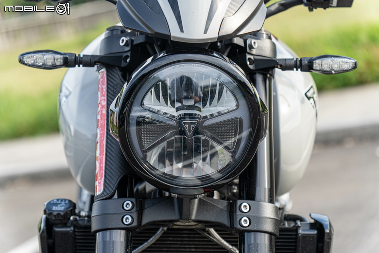 點我看大圖 Triumph Trident 800 試駕|西裝暴徒展新貌,三缸魅力任逍遙