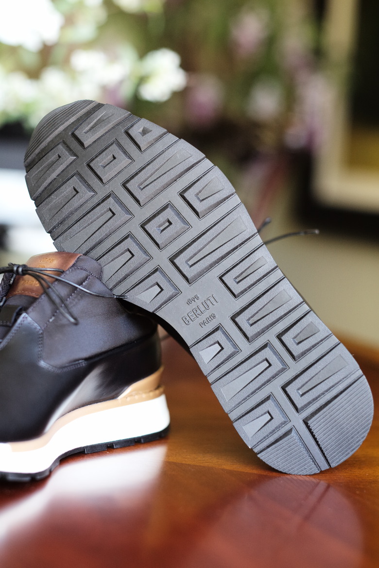 點我看大圖 懶人鞋:Zegna Triple Stitch vs. Berluti Fast Track Slip On