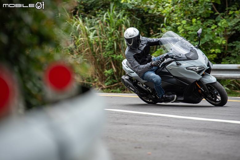 YAMAHA TMAX 560 TECH MAX 試駕｜羊皇無須多言，無可取代的王者