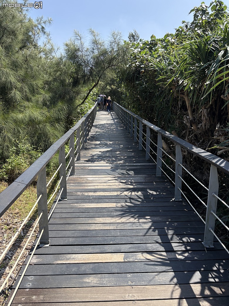 【北海岸親子踏青】走到台灣最北端上了一堂戶外課｜富貴角公園、老梅迷宮、綠石槽與富貴角燈塔
