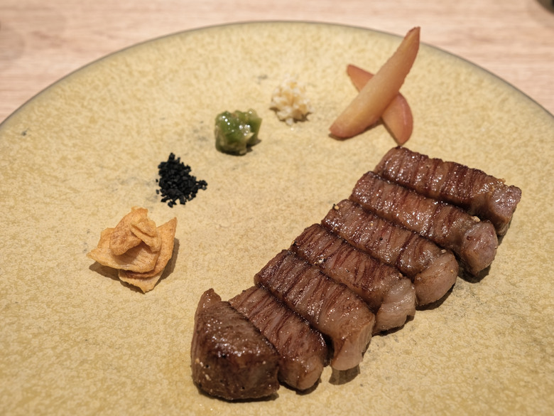 台北美食｜王品阪前鐵板燒：阪前御品套餐(A5黑樺牛老饕)（OM SYSTEM OM-3 + 17mm F1.2 實拍）