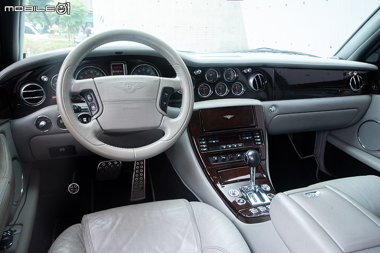 老派機械與電氣化時代的相遇｜Bentley Arnage T與Flying Spur Hybrid