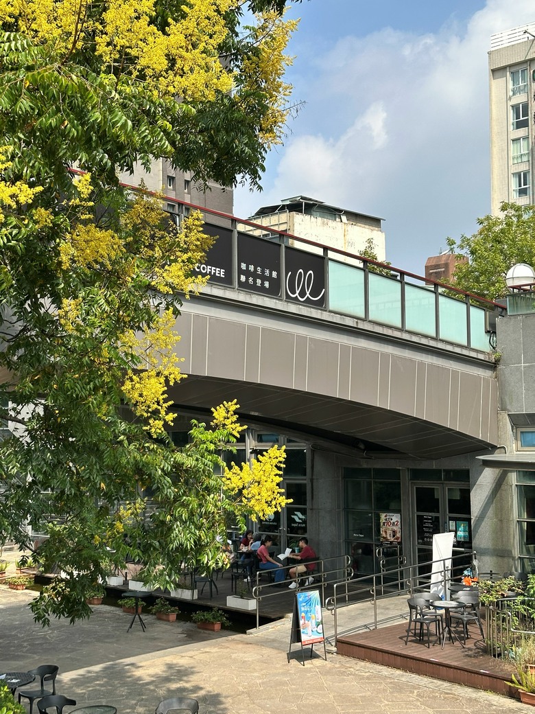 全台第一美路易莎旗艦店 | 路易莎大安森林店