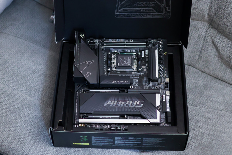 技嘉40周年限定紀念! X870 AORUS INFINITY與AORUS RTX 5070 INFINITY 12G開箱