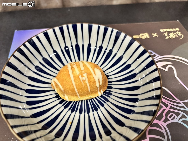 點我看大圖 【開箱+閱讀】Mobile01 中秋禮盒裡的意外驚喜|莎士比亞烘焙坊 × 王鵬傑《出陣》