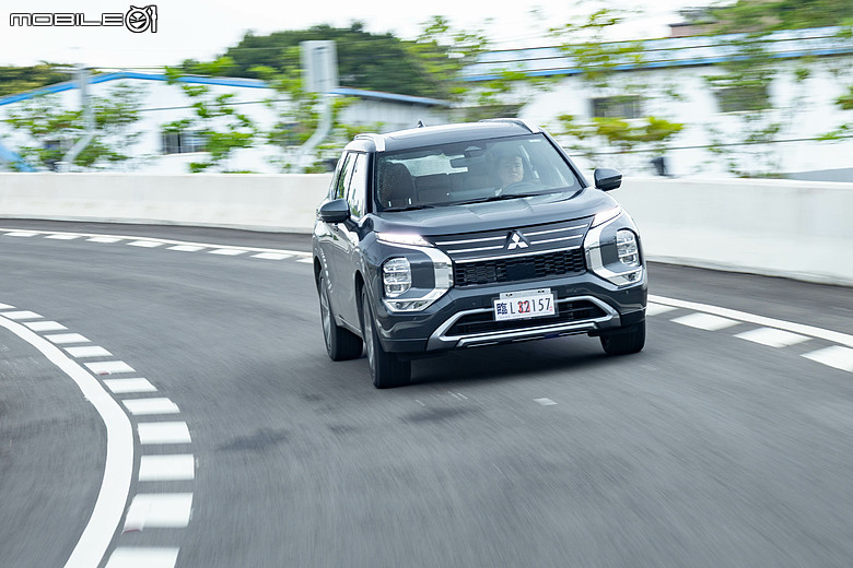Mitsubishi 第四代小改款 Outlander 試駕｜四驅、5+2人座通通有，頂規直接給你大滿配！