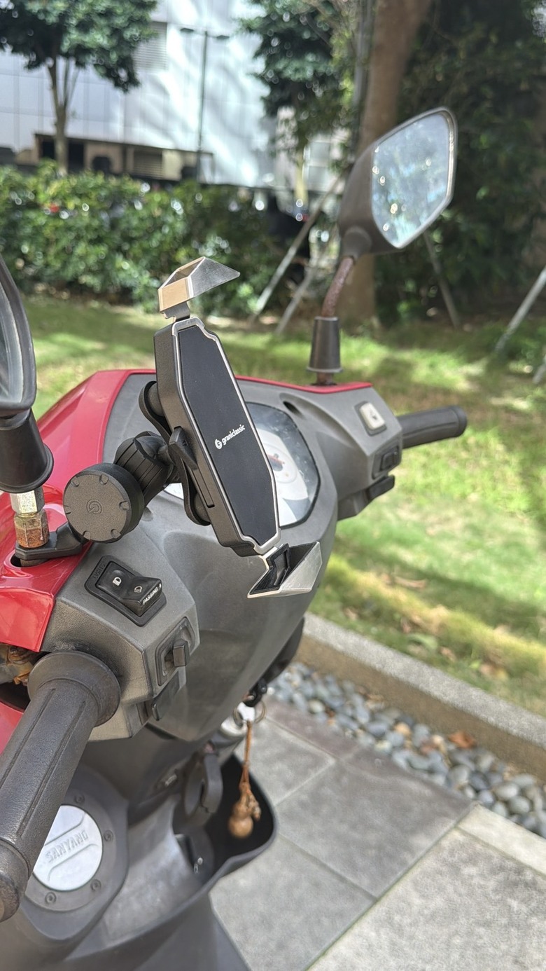 【分享】連機車手機支架都有定位功能了!二勢力Dualfind手機支架定位版