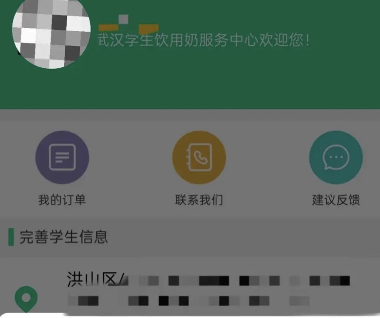 點我看大圖 訂奶生坐著喝奶, 沒訂的站著喝水, 武漢江夏區教育局謊稱後者是剛好在拿水🤥