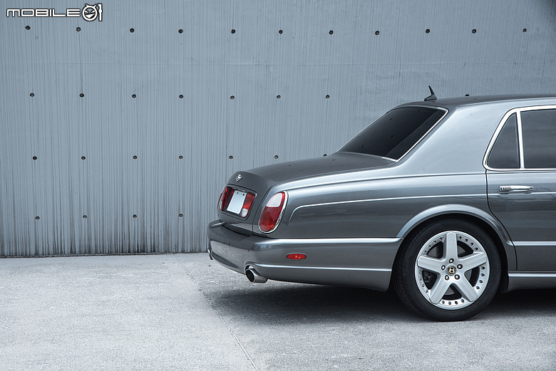 老派機械與電氣化時代的相遇｜Bentley Arnage T與Flying Spur Hybrid