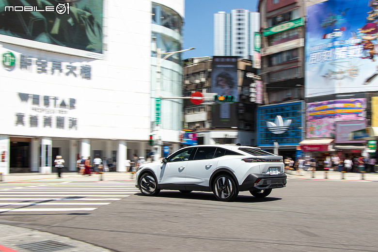 Peugeot 408 小改款試駕|帥只是基本,開過更懂它的動人!