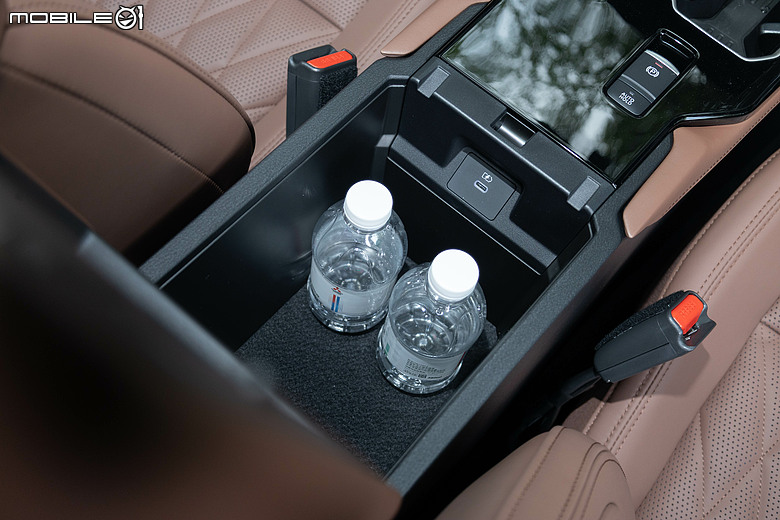 Mitsubishi 第四代小改款 Outlander 試駕｜四驅、5+2人座通通有，頂規直接給你大滿配！
