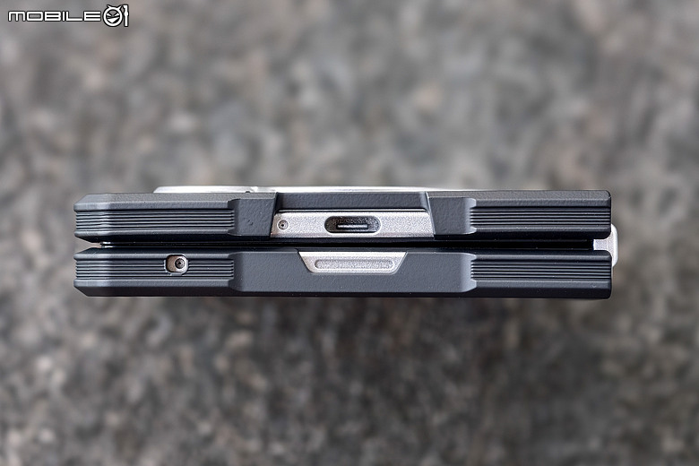 UAG x 三星 Z Fold8 / Fold8 Ultra / Flip8 保護殼｜內建磁吸 360° 支架、軍規輕薄之選！