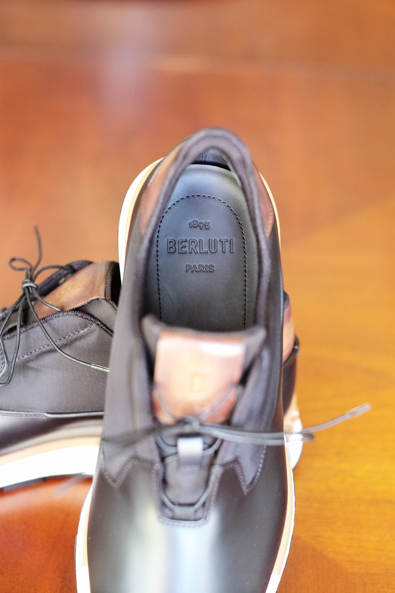 點我看大圖 懶人鞋:Zegna Triple Stitch vs. Berluti Fast Track Slip On