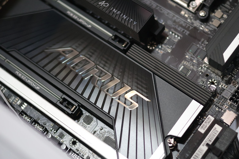 技嘉40周年限定紀念! X870 AORUS INFINITY與AORUS RTX 5070 INFINITY 12G開箱