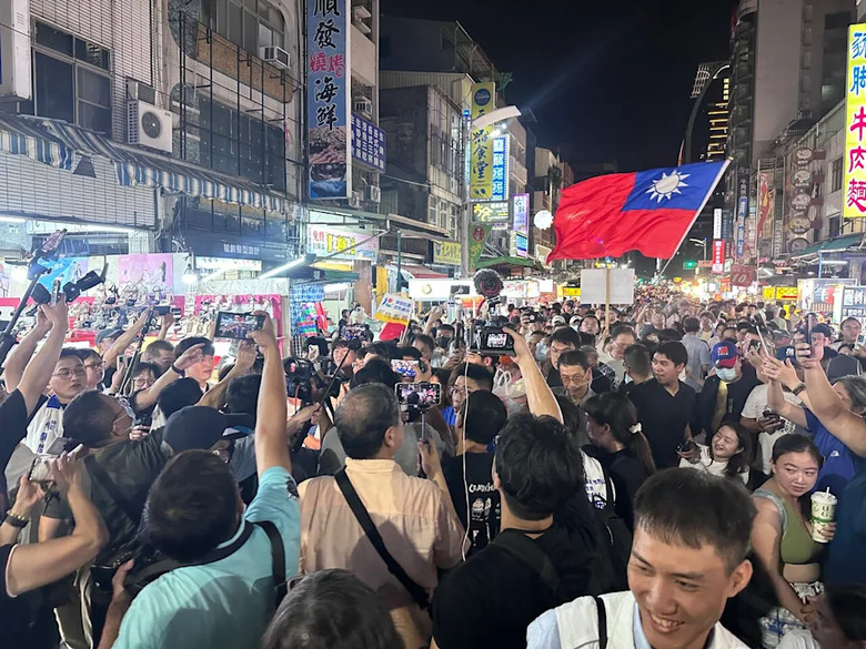 萬安旋風席捲高雄！六合夜市擠爆