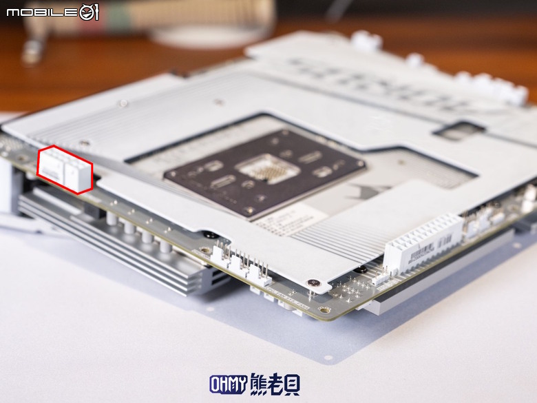 遲來的背插主機板體驗!技嘉 X870 AORUS STEALTH ICE