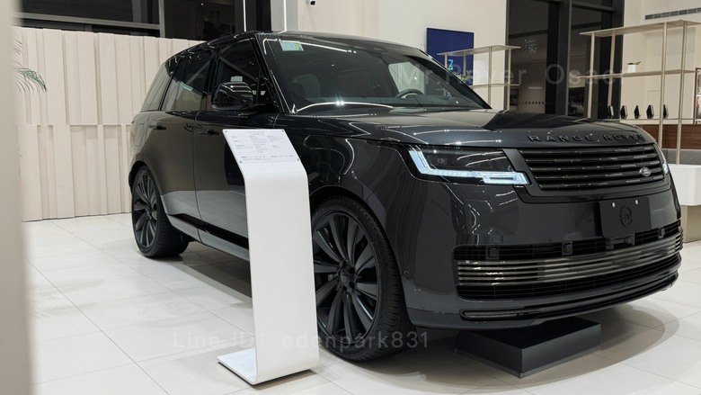 展間直接規劃頂級車款的區域Range Rover P615 SV SWB