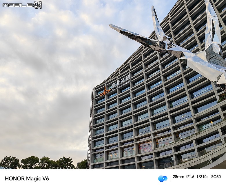 點我看大圖 HONOR Magic V6 評測報告|4mm 超薄機身、AI 靈感幫拍超貼心!