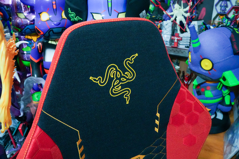 RAZER 雷蛇 Iskur V2 X EVA-02 Edition 開箱 - 當信仰遇到信仰