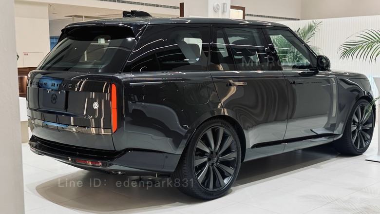 展間直接規劃頂級車款的區域Range Rover P615 SV SWB