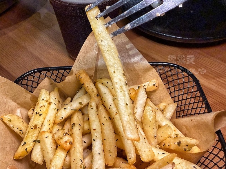 逢甲巷弄深夜微醺食堂,義大利麵份量多又好吃,八種口味可以挑選