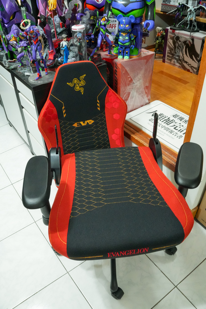 RAZER 雷蛇 Iskur V2 X EVA-02 Edition 開箱 - 當信仰遇到信仰