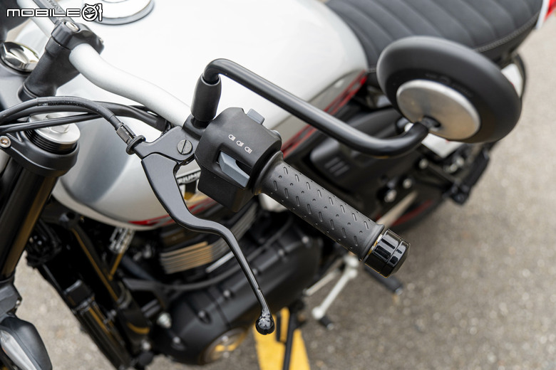 點我看大圖 Triumph Tracker 400 試駕|賽事基因入都會,滑胎英姿傲群雄