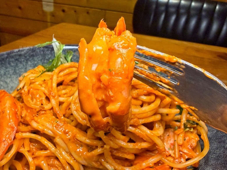 逢甲巷弄深夜微醺食堂,義大利麵份量多又好吃,八種口味可以挑選