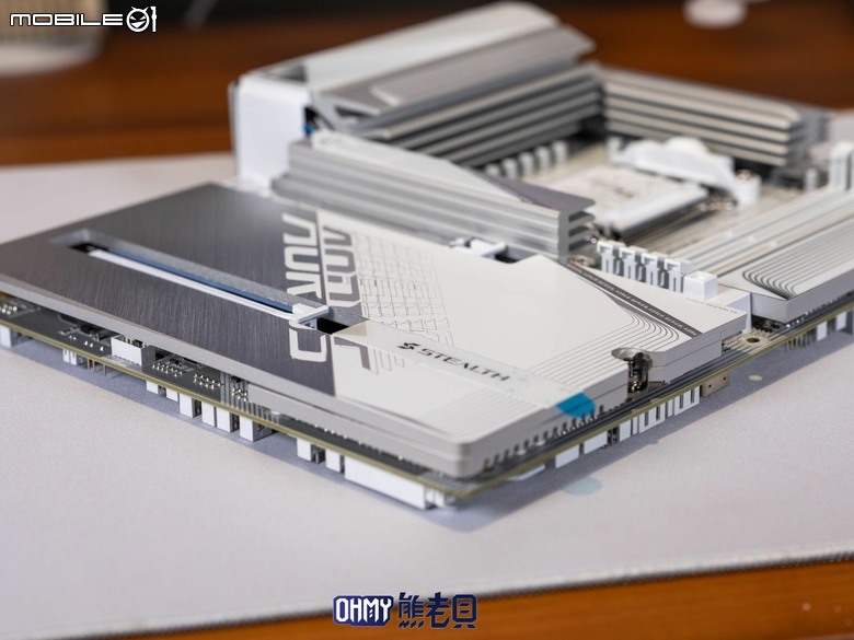 遲來的背插主機板體驗!技嘉 X870 AORUS STEALTH ICE